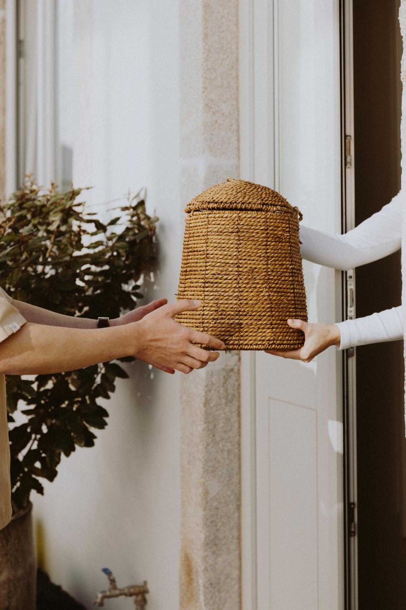 Village Aparthotel By Boa Porto Exterior foto A beekeeper delivers a package of honey to a customer
