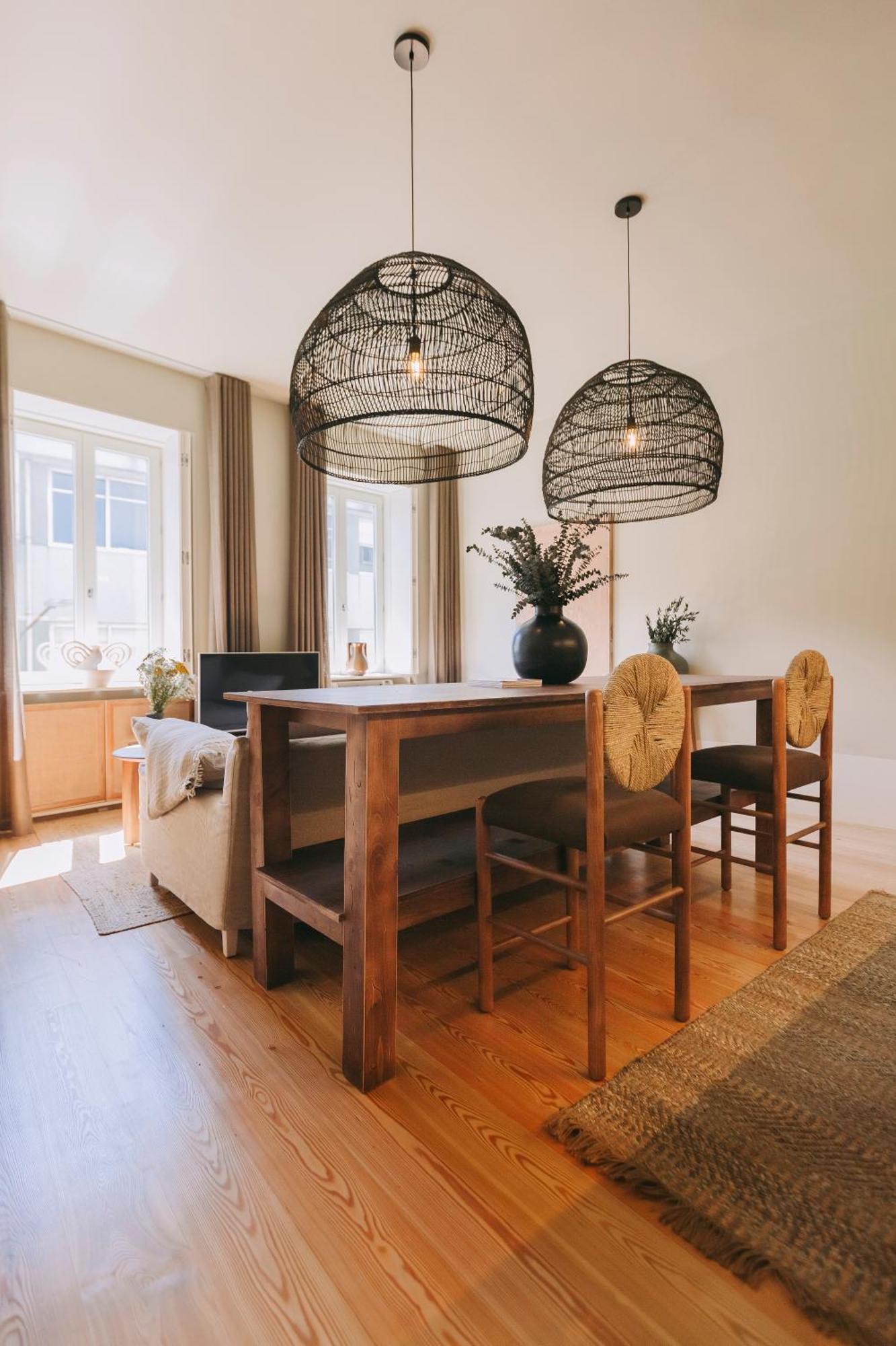 Village Aparthotel By Boa Porto Quarto foto A dining room with a table and chairs