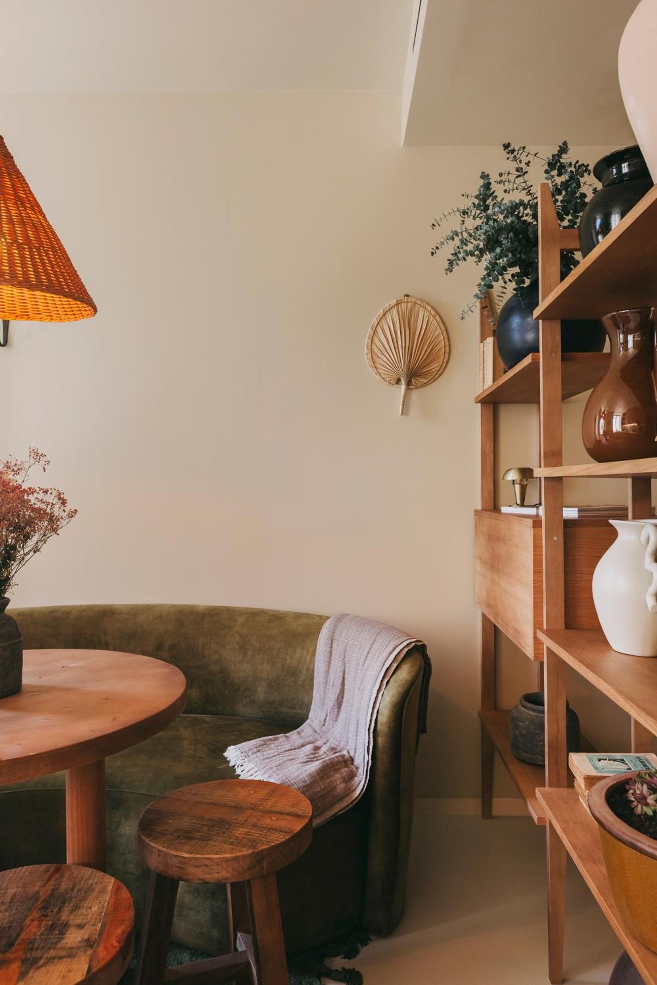Village Aparthotel By Boa Porto Quarto foto A living room with a sofa, a table, a shelf and a lamp